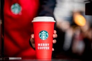 Starbucks te regala un vaso reusable navideño GRATIS